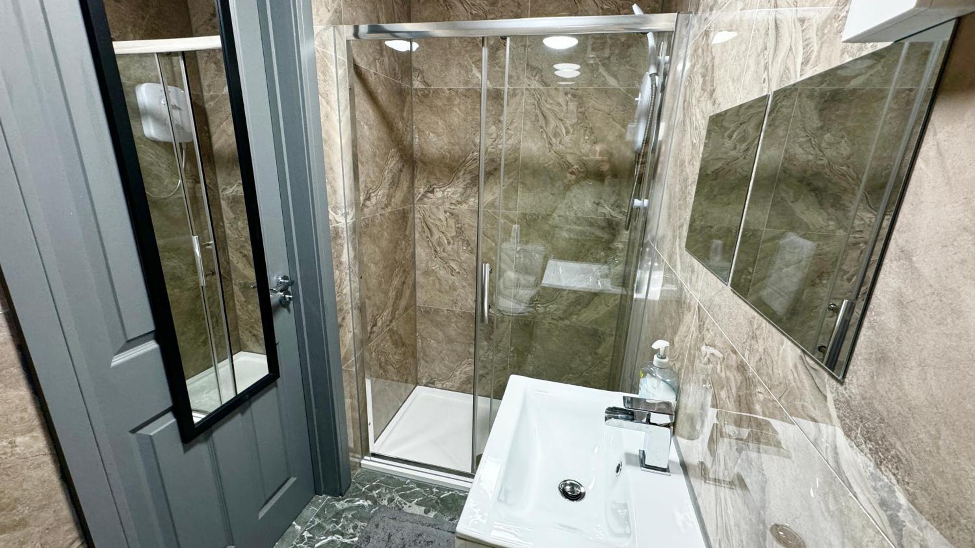 Rnm - Upgraded Business Stay For Travelling Contractors, All Amenities, Private Access Entire Place, Kitchen & Washroom, Smart Tv, Easy Access, Parking Nearby Cradley Heath Eksteriør bilde