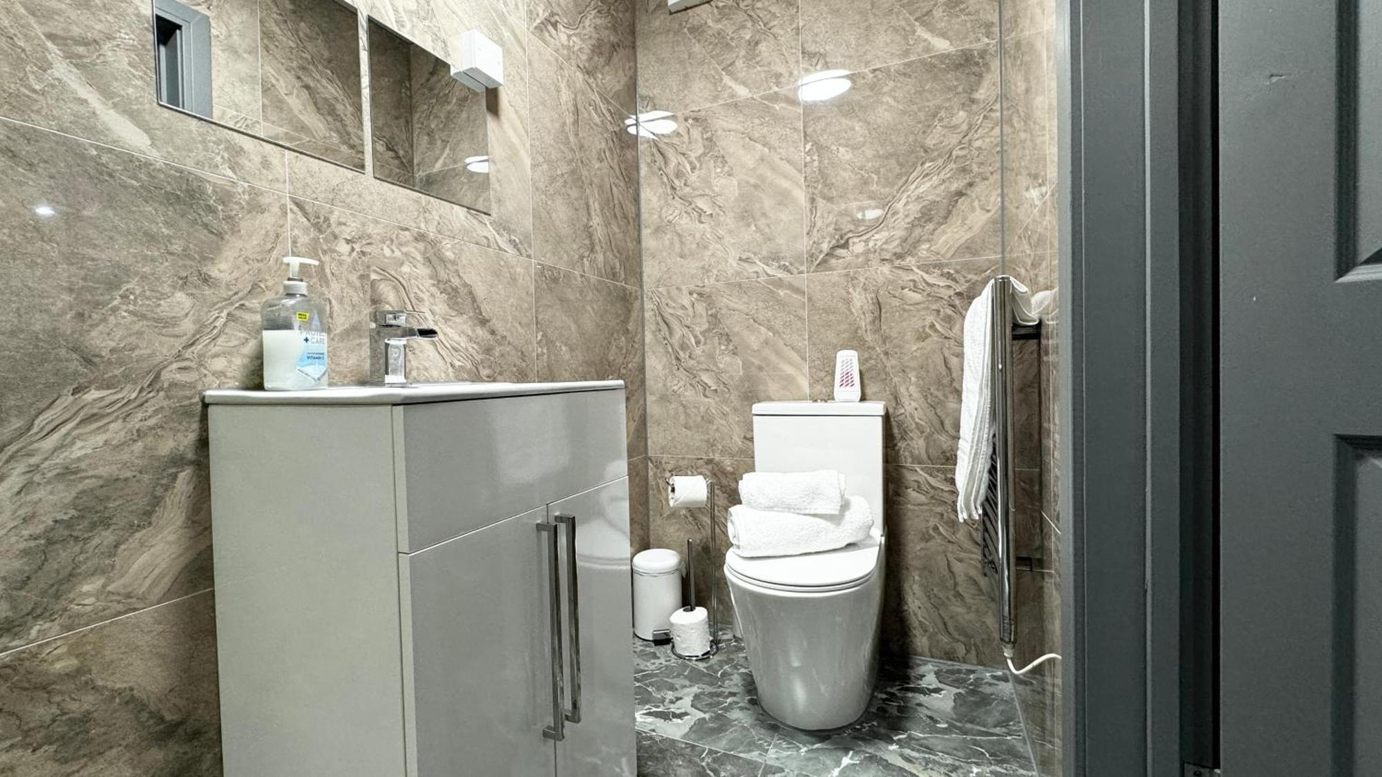 Rnm - Upgraded Business Stay For Travelling Contractors, All Amenities, Private Access Entire Place, Kitchen & Washroom, Smart Tv, Easy Access, Parking Nearby Cradley Heath Eksteriør bilde