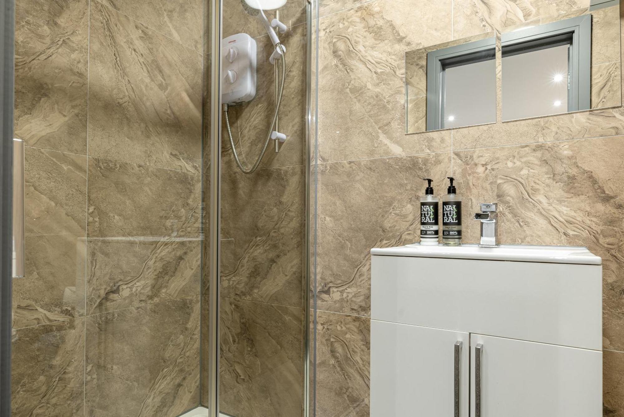 Rnm - Upgraded Business Stay For Travelling Contractors, All Amenities, Private Access Entire Place, Kitchen & Washroom, Smart Tv, Easy Access, Parking Nearby Cradley Heath Eksteriør bilde
