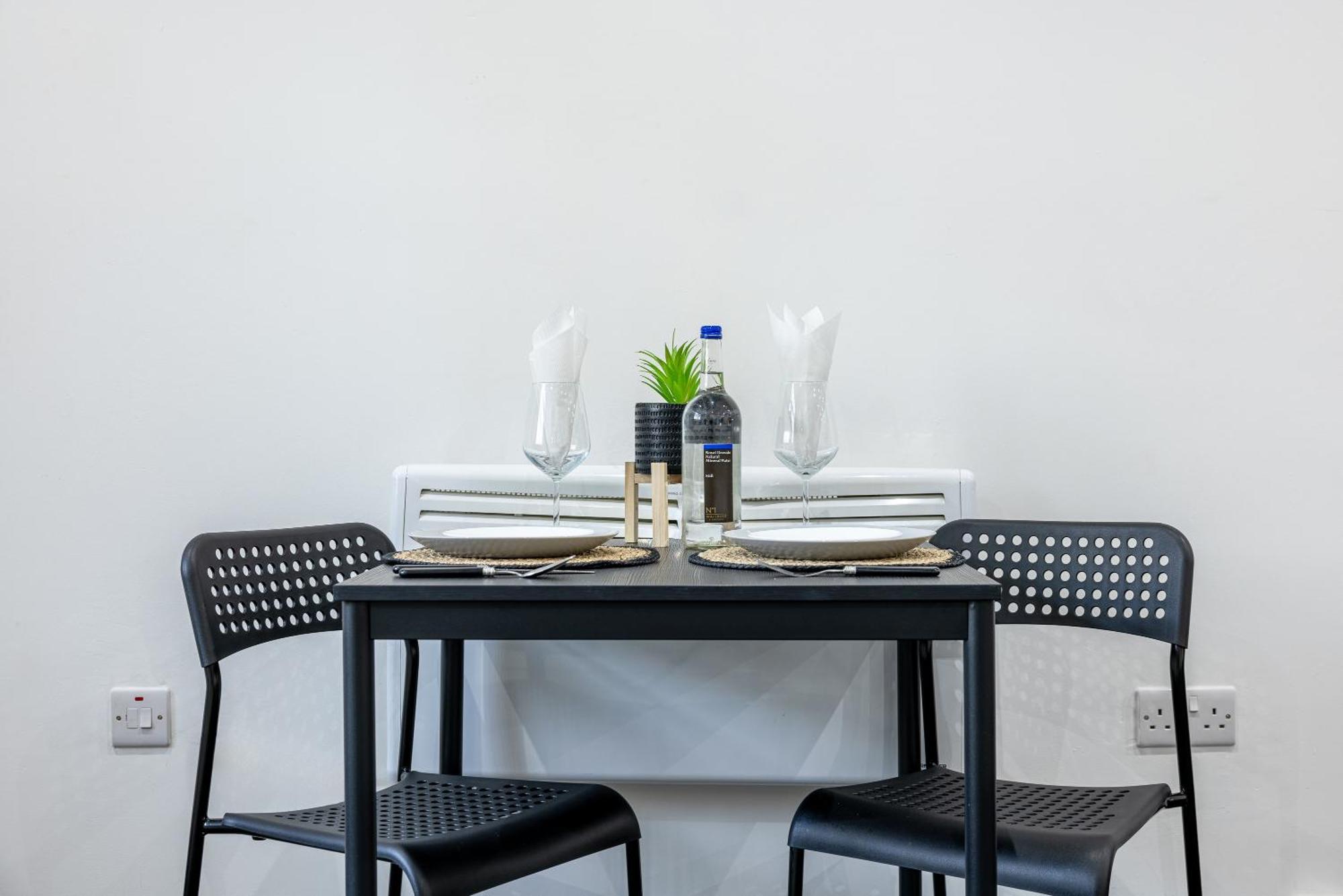 Rnm - Upgraded Business Stay For Travelling Contractors, All Amenities, Private Access Entire Place, Kitchen & Washroom, Smart Tv, Easy Access, Parking Nearby Cradley Heath Eksteriør bilde