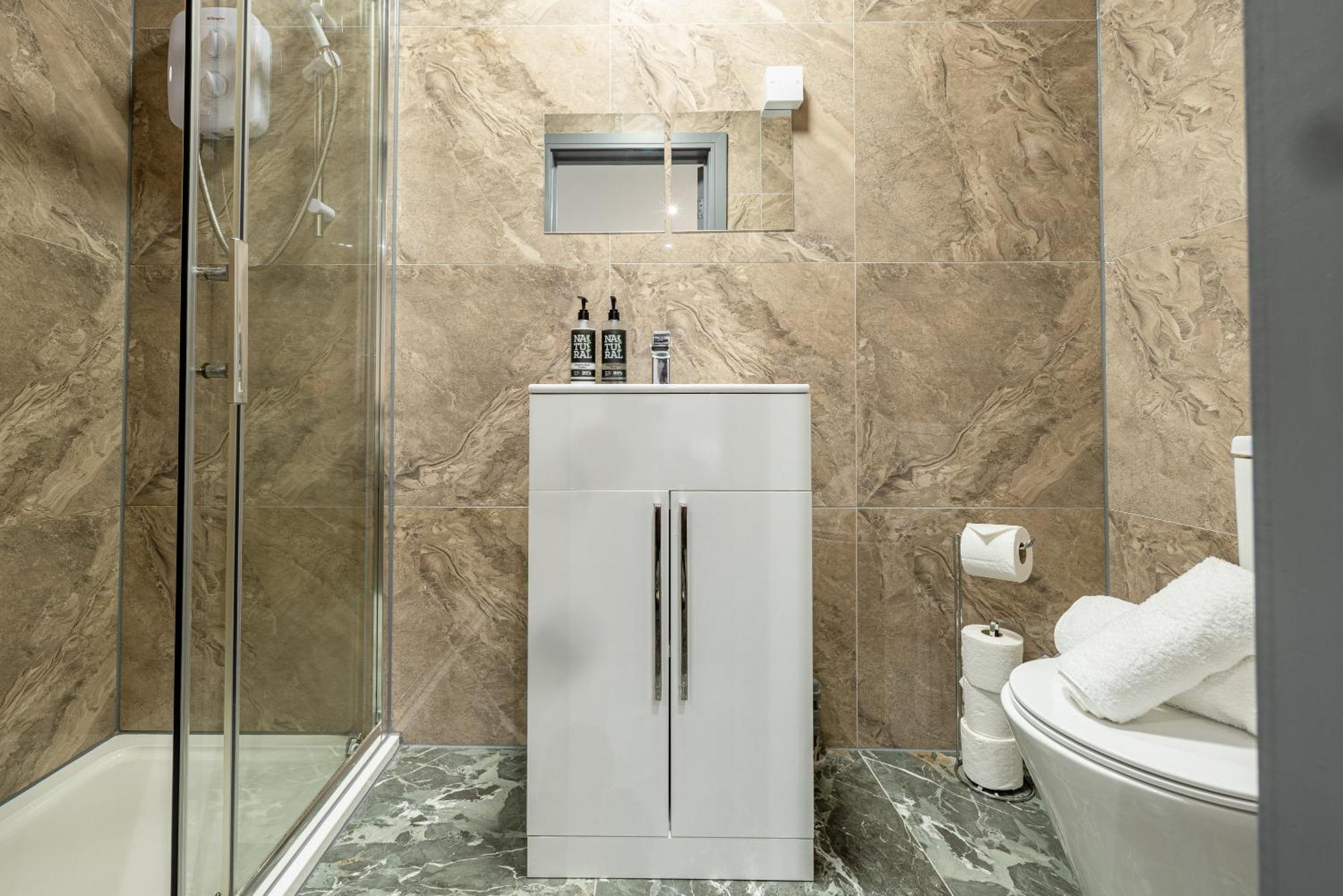 Rnm - Upgraded Business Stay For Travelling Contractors, All Amenities, Private Access Entire Place, Kitchen & Washroom, Smart Tv, Easy Access, Parking Nearby Cradley Heath Eksteriør bilde