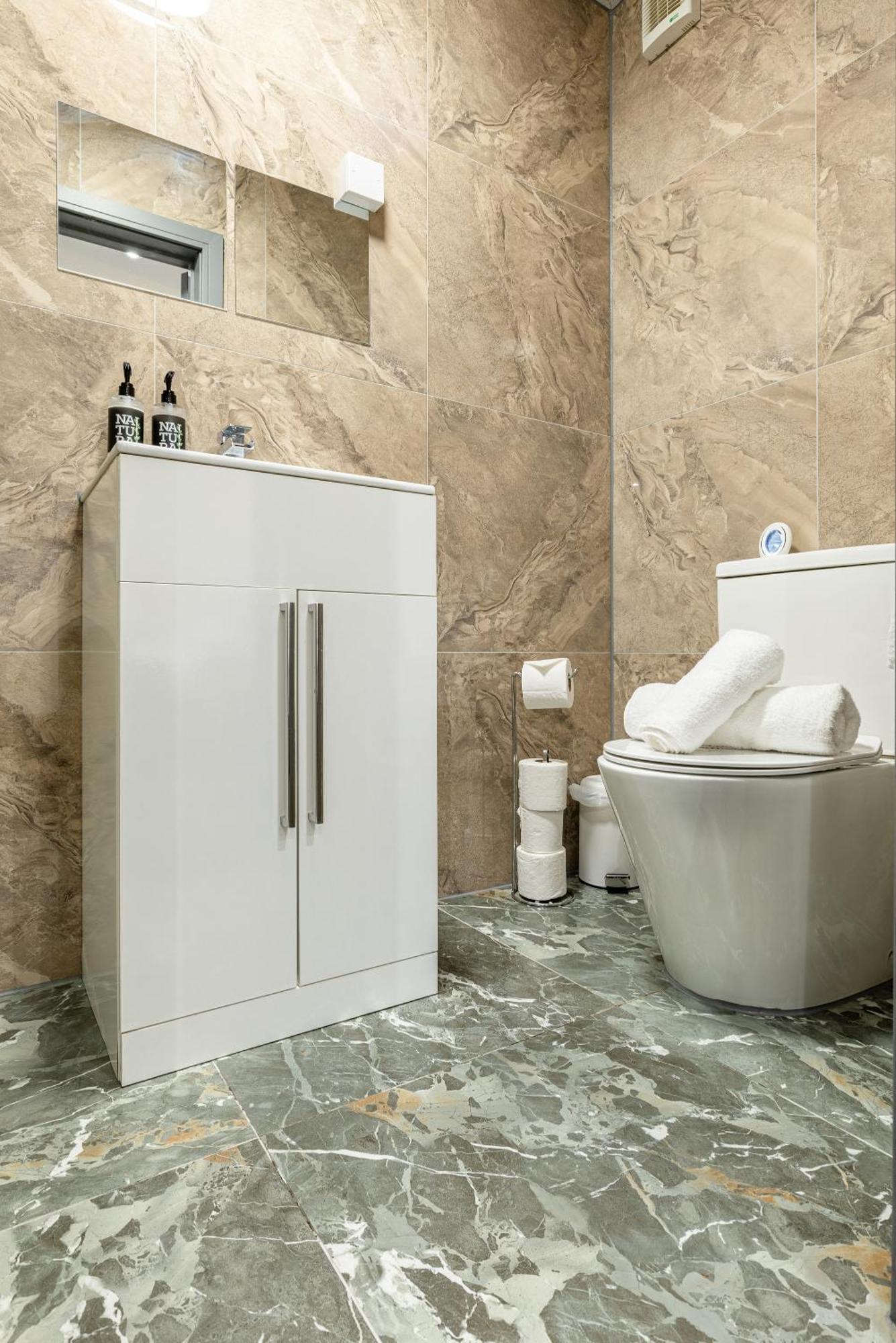 Rnm - Upgraded Business Stay For Travelling Contractors, All Amenities, Private Access Entire Place, Kitchen & Washroom, Smart Tv, Easy Access, Parking Nearby Cradley Heath Eksteriør bilde