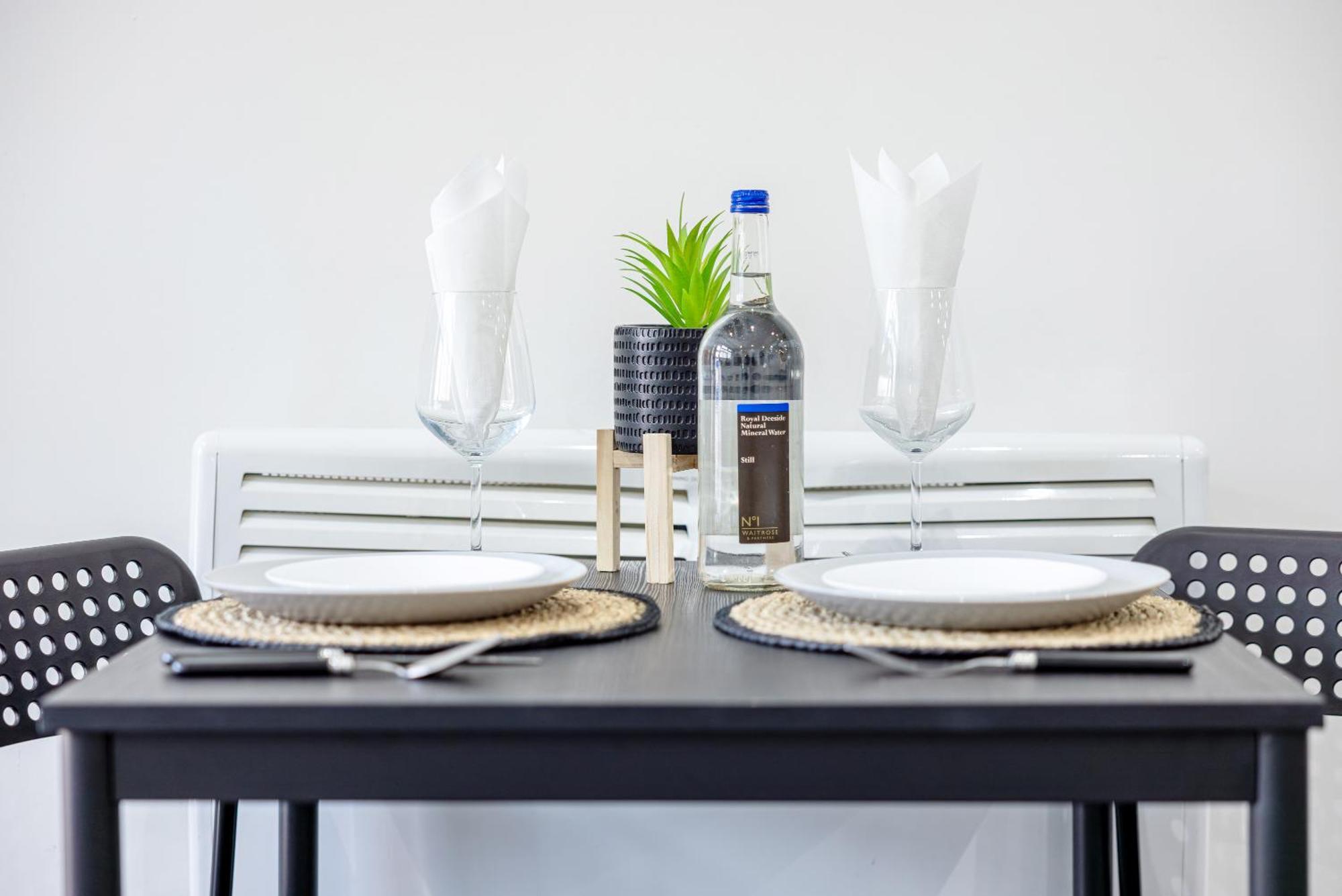 Rnm - Upgraded Business Stay For Travelling Contractors, All Amenities, Private Access Entire Place, Kitchen & Washroom, Smart Tv, Easy Access, Parking Nearby Cradley Heath Eksteriør bilde