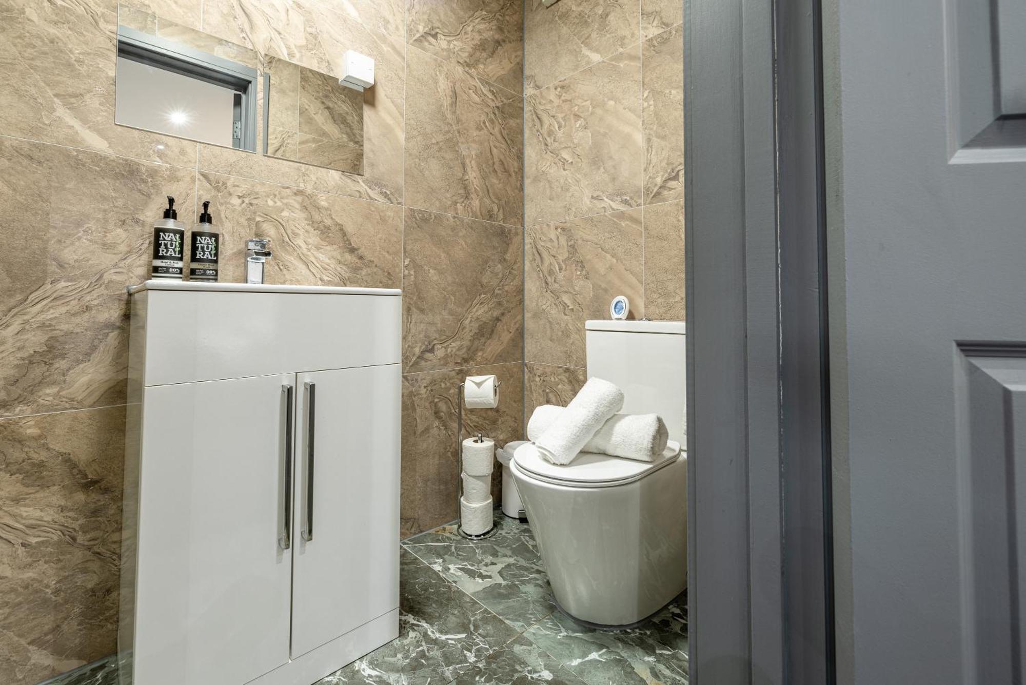 Rnm - Upgraded Business Stay For Travelling Contractors, All Amenities, Private Access Entire Place, Kitchen & Washroom, Smart Tv, Easy Access, Parking Nearby Cradley Heath Eksteriør bilde